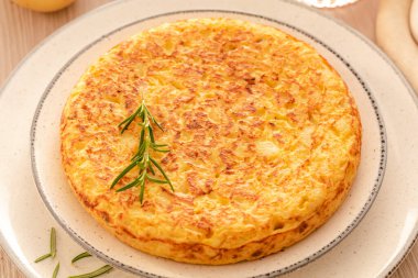 Patates ve soğanlı İspanyol omleti, tipik İspanyol mutfağı. Tortilla espanola