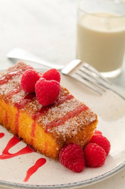 Ev yapımı sünger keki.