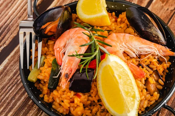 Paella tradicional española con mariscos —  Fotos de Stock