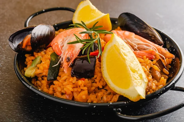 Paella espanhola tradicional com frutos do mar — Fotografia de Stock