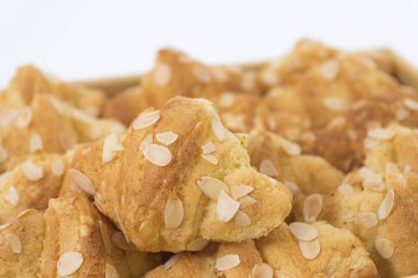 Bademli taze kruvasanlar. Yakın görüş. 