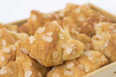 Bademli taze kruvasanlar. Yakın görüş. 