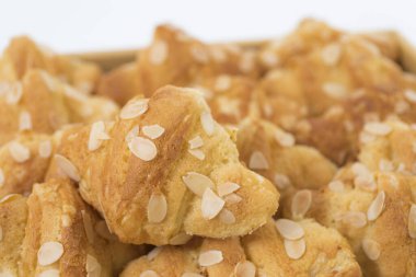 Bademli taze kruvasanlar. Yakın görüş. 