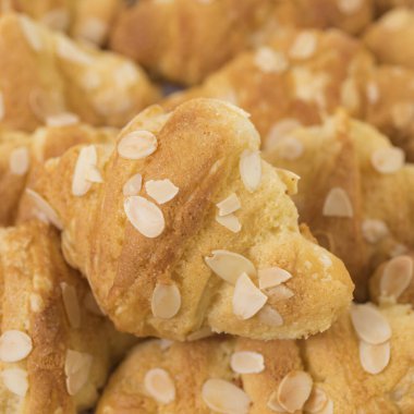 Bademli taze kruvasanlar. Yakın görüş. 