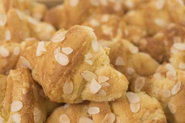 Bademli taze kruvasanlar. Yakın görüş. 