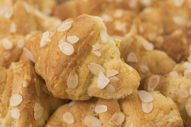 Bademli taze kruvasanlar. Yakın görüş. 