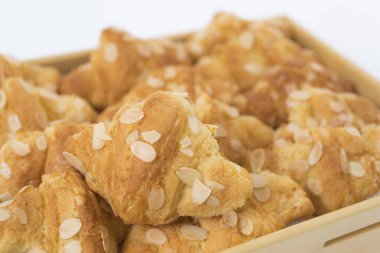 Bademli taze kruvasanlar. Yakın görüş. 