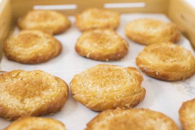 tepsi dolusu taze hamur işi yakın çekim