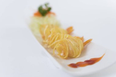 Tabakta kızartılmış karides var. Yakın plan.