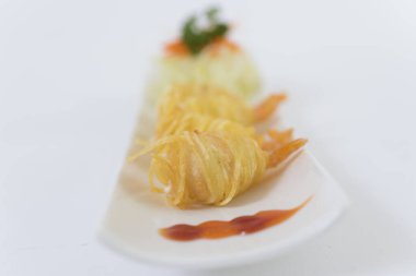 Tabakta kızartılmış karides var. Yakın plan.