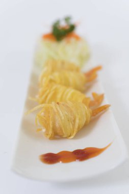 Tabakta kızartılmış karides var. Yakın plan.