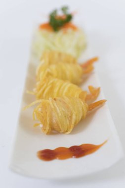 Tabakta kızartılmış karides var. Yakın plan.