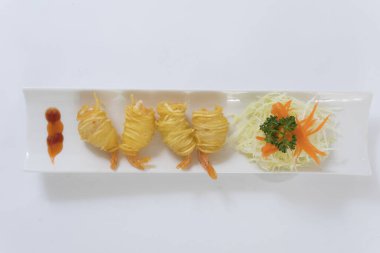 Tabakta kızartılmış karides var. Yakın plan.