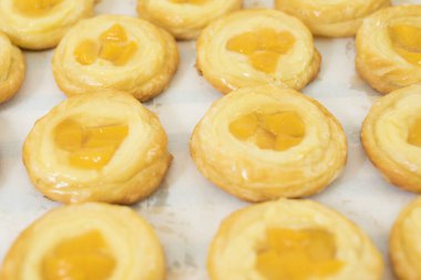 Lezzetli şeftalili puf böreği. Kapatın.