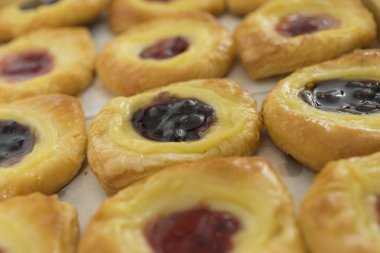 Lezzetli puf böreği ve reçelli kremalı çörek.