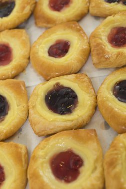 Lezzetli puf böreği ve reçelli kremalı çörek.