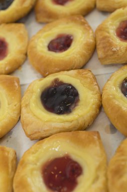 Lezzetli puf böreği ve reçelli kremalı çörek.