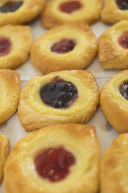 Lezzetli puf böreği ve reçelli kremalı çörek.