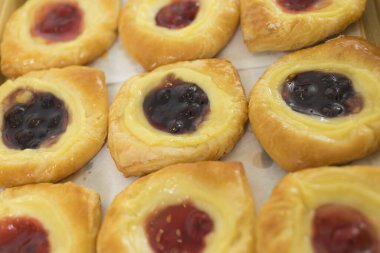 Lezzetli puf böreği ve reçelli kremalı çörek.