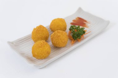 Tabakta kızarmış peynir topları 