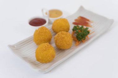 Tabakta kızarmış peynir topları 