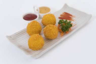 Tabakta kızarmış peynir topları 