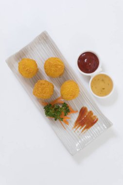 Tabakta kızarmış peynir topları 