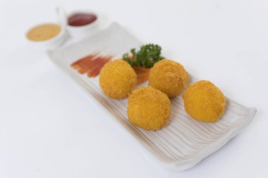 Tabakta kızarmış peynir topları 