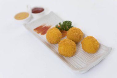 Tabakta kızarmış peynir topları 