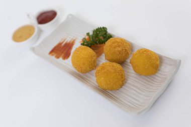 Tabakta kızarmış peynir topları 