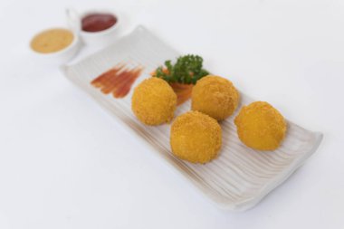 Tabakta kızarmış peynir topları 