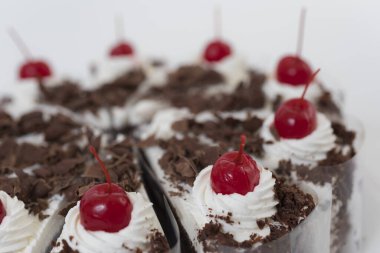 Ev yapımı çikolatalı kek ve krem şanti. 