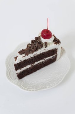 Ev yapımı çikolatalı kek ve krem şanti. 