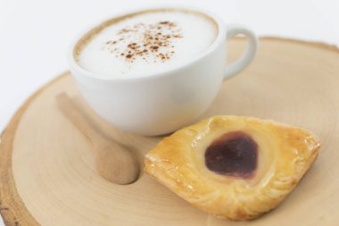 Bir fincan kapuçino ve reçelli puf...