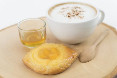 Şeftalili ve ballı kapuçino.