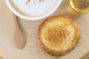 Kahve fincanını bal ve pastayla kapat. 