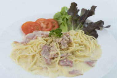 Beyaz arka planda pastırma soslu makarna.