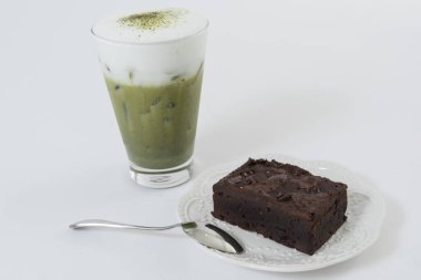 Kiraz yeşili çay, Japon içkisi, bir bardak soğuk, ferahlatıcı buz, beyaz arka planda izole edilmiş