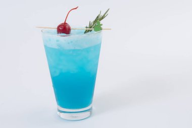 Mavi soda, beyaz arka planda mavi Hawaii kokteyli..