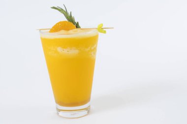 Smoothie Orange, beyaz arkaplanda izole