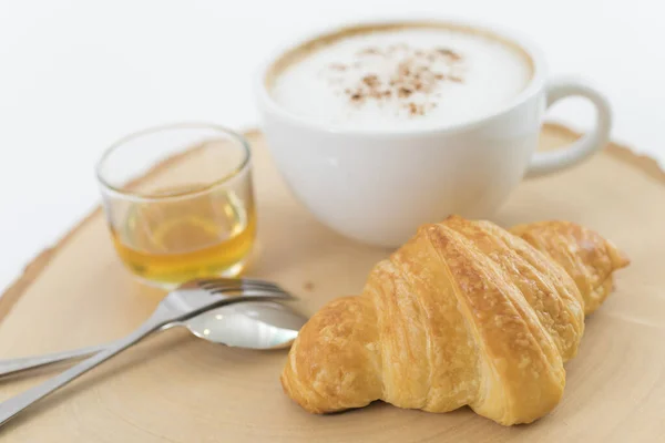 Egy Csésze Cappuccino Croissant Közelről — Stock Fotó