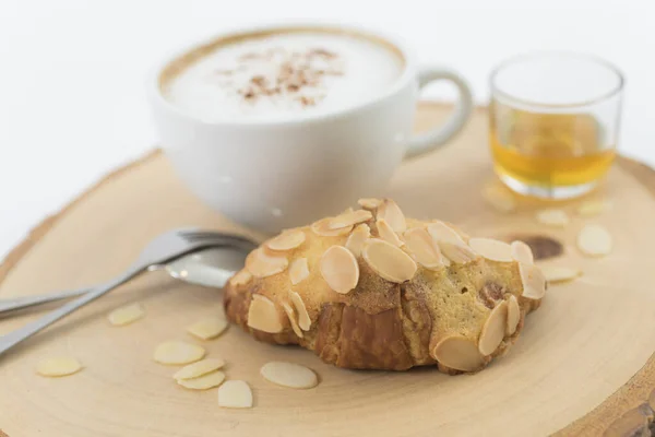 Copo Cappuccino Com Croissant Amêndoa Perto — Fotografia de Stock