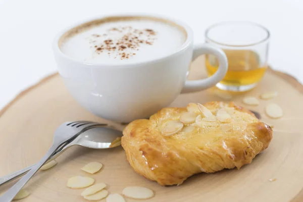 Kopje Cappuccino Bladerdeeg Met Amandel Close — Stockfoto