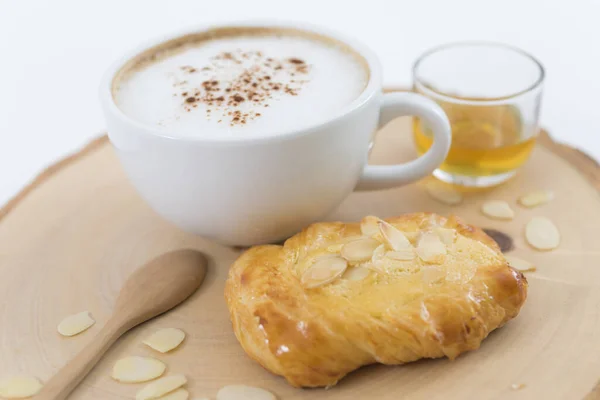 Kopje Cappuccino Bladerdeeg Met Amandel Close — Stockfoto