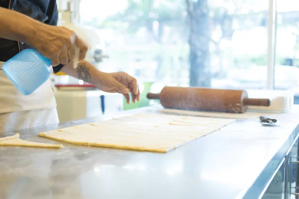 Mężczyzna Kuchni Przygotowuje Ciasto Rogaliki — Zdjęcie stockowe