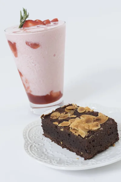 Brownies Schokoladenkuchen Mit Mandel Und Erdbeer Smoothie Hausgemachte Backwaren — Stockfoto