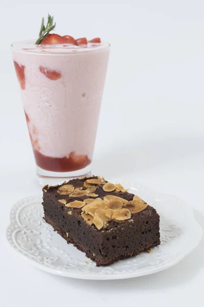 Brownies Schokoladenkuchen Mit Mandel Und Erdbeer Smoothie Hausgemachte Backwaren — Stockfoto