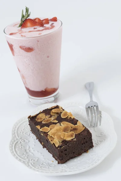 Brownies Schokoladenkuchen Mit Mandel Und Erdbeer Smoothie Hausgemachte Backwaren — Stockfoto