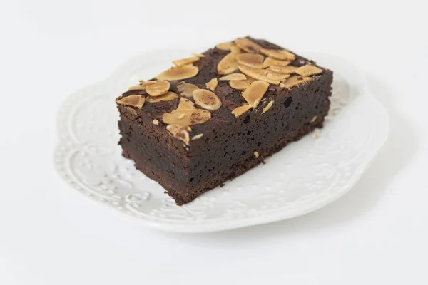집에서 빵집에서 아몬드를 곁들인 브라운스 초콜릿 케이크 로열티 프리 스톡 사진