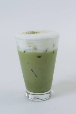 Kiraz yeşili çay, Japon içkisi, bir bardak soğuk, ferahlatıcı buz, beyaz arka planda izole edilmiş